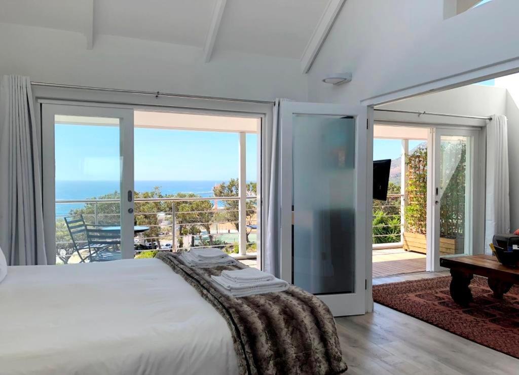 Apartmán Bright Camps Bay Loft With Stunning Views And Shared Pool Kapské Město Exteriér fotografie