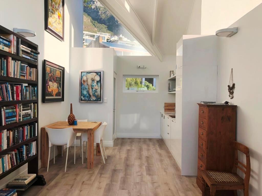 Apartmán Bright Camps Bay Loft With Stunning Views And Shared Pool Kapské Město Exteriér fotografie