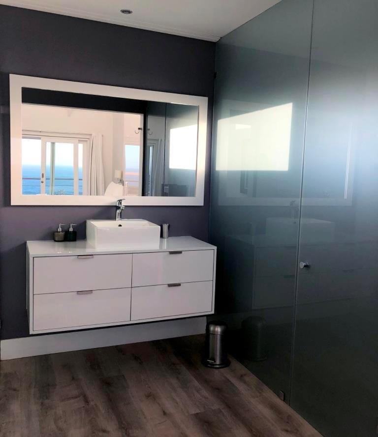 Apartmán Bright Camps Bay Loft With Stunning Views And Shared Pool Kapské Město Exteriér fotografie