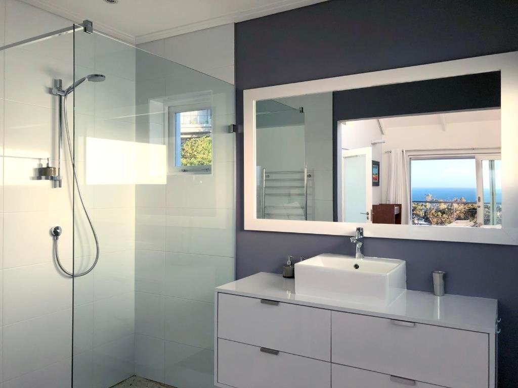 Apartmán Bright Camps Bay Loft With Stunning Views And Shared Pool Kapské Město Exteriér fotografie
