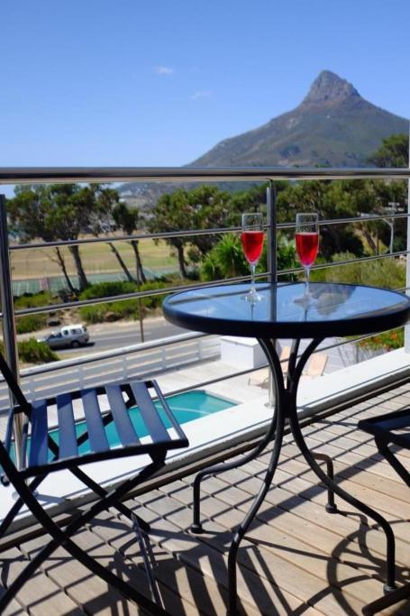Apartmán Bright Camps Bay Loft With Stunning Views And Shared Pool Kapské Město Exteriér fotografie